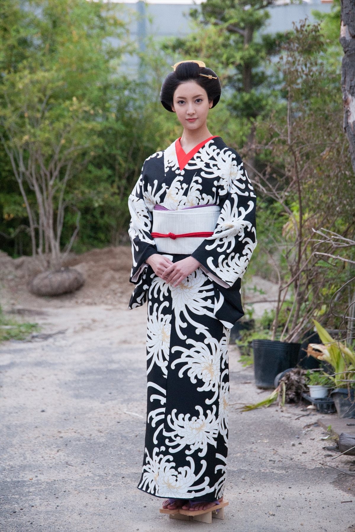 菜々緒、艶やかな七変化披露　初めて「なで肩でよかった」