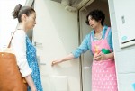 オダギリジョー、お玉片手にピンクエプロン… “憎めない”お父ちゃん姿解禁