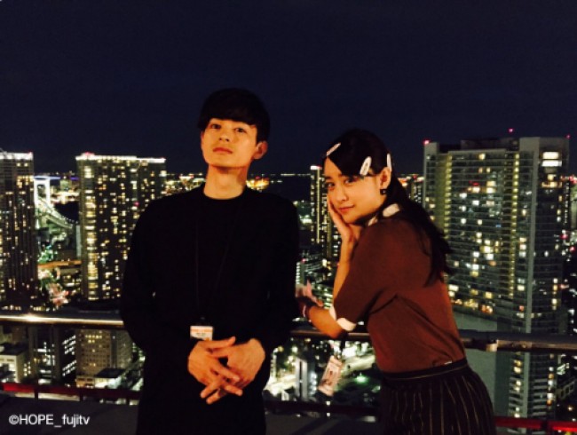 瀬戸康史＆山本美月、夜景をバックに2ショット