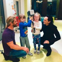 オーストラリアの子ども病院を訪問したクリス・ヘムズワースとトム・ヒドルストン