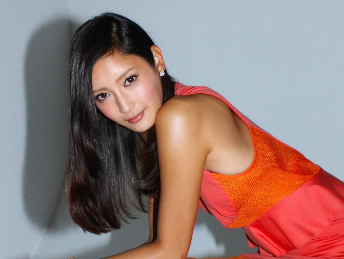 菜々緒、腹筋トレーニング姿に反響!