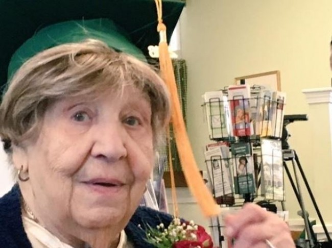  100歳の女性が高校卒業！誕生会で卒業式サプライズ
