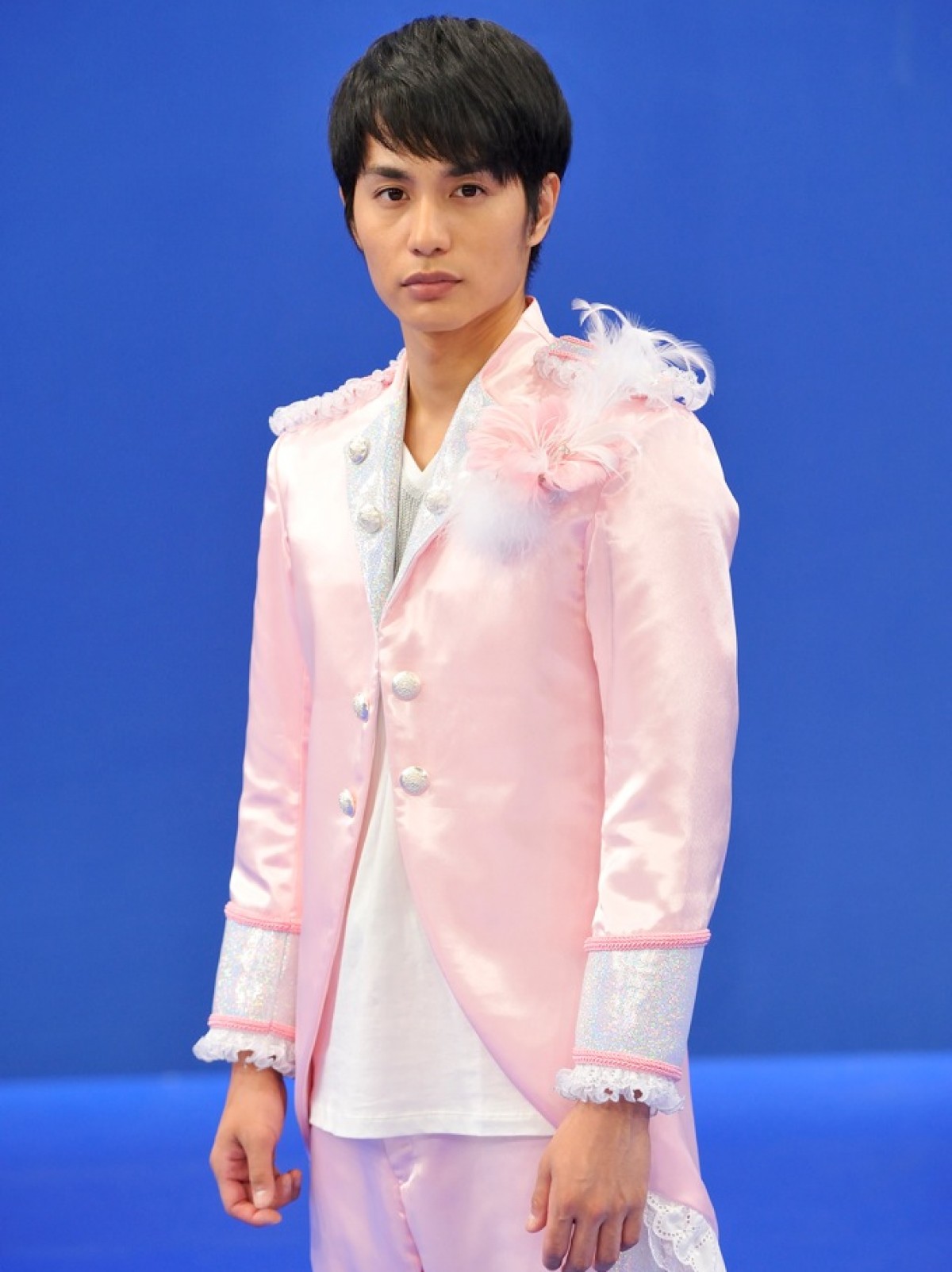中村蒼、本格コメディに初挑戦！ “偽アイドル”として歌って踊る刑事役に