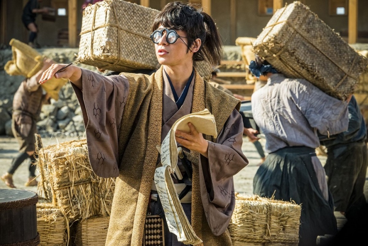 村井良大、戦国時代に黒縁丸メガネ姿で登場！ 『真田十勇士』場面写真解禁