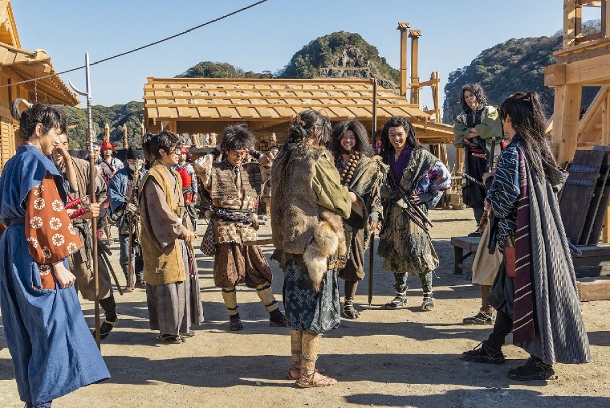 村井良大、戦国時代に黒縁丸メガネ姿で登場！ 『真田十勇士』場面写真解禁