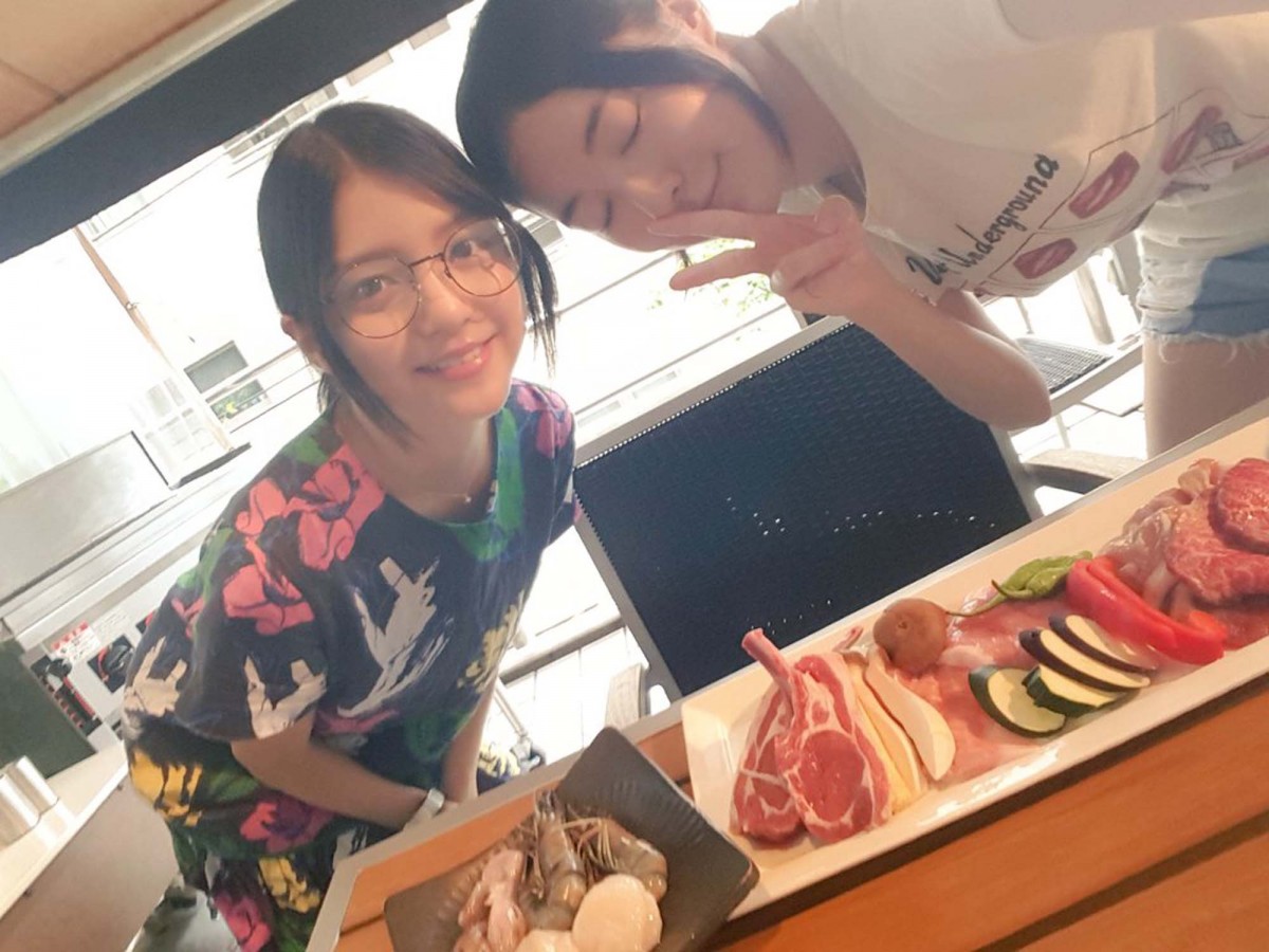 川島海荷、親友SKE48・松井珠理奈とのBBQショットに「羨ましい」