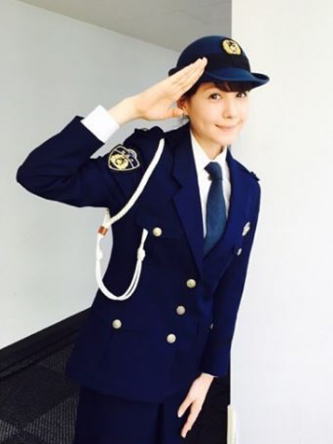 制服姿を披露したトリンドル玲奈