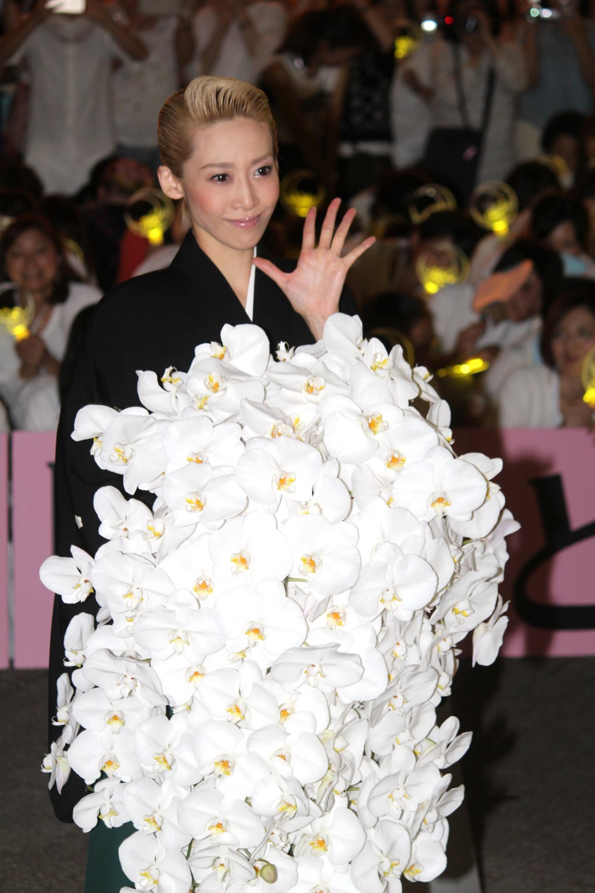 宝塚月組トップスター・龍真咲「一片の悔いもありません」笑顔で退団