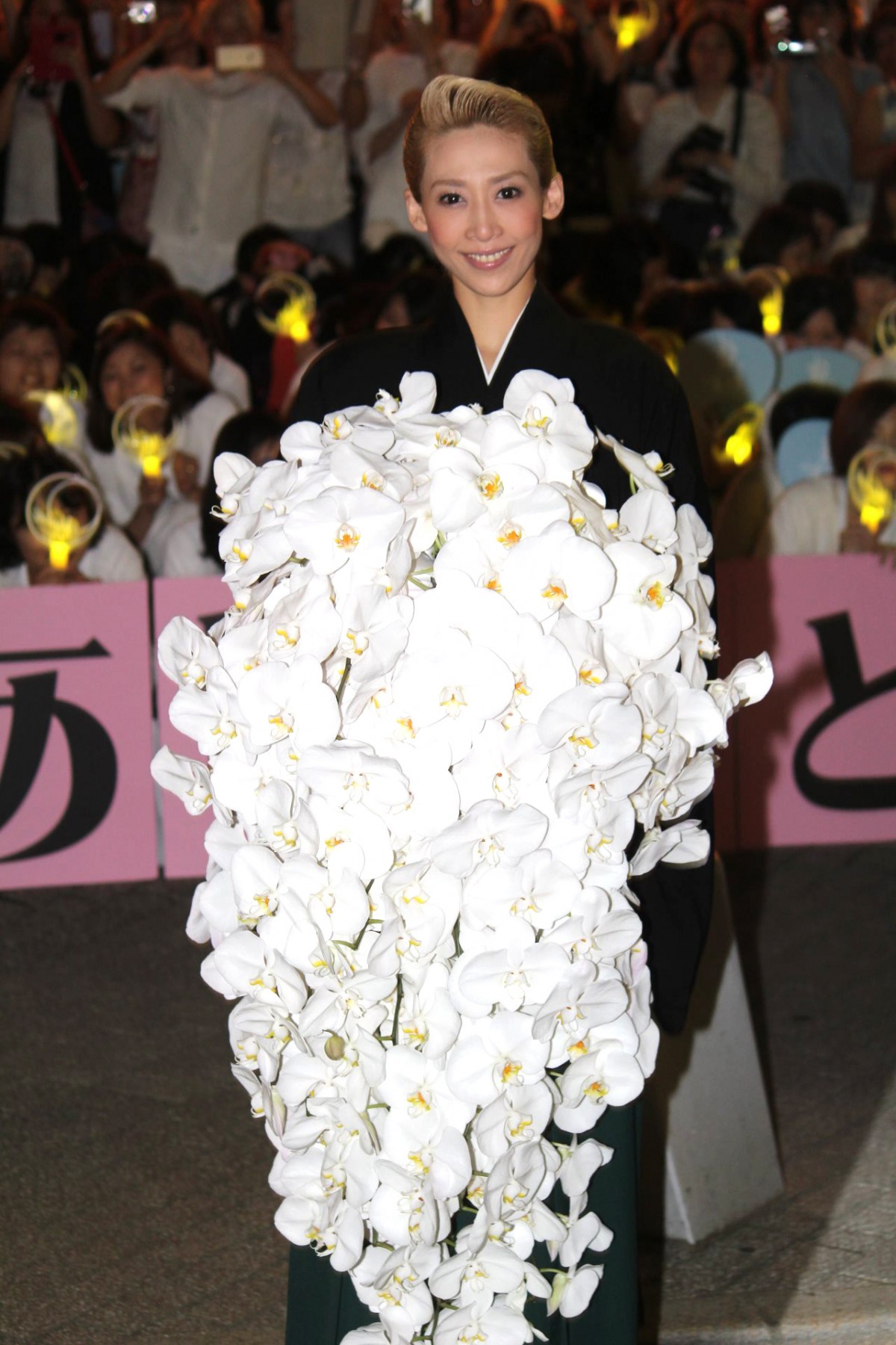 宝塚月組トップスター・龍真咲「一片の悔いもありません」笑顔で退団