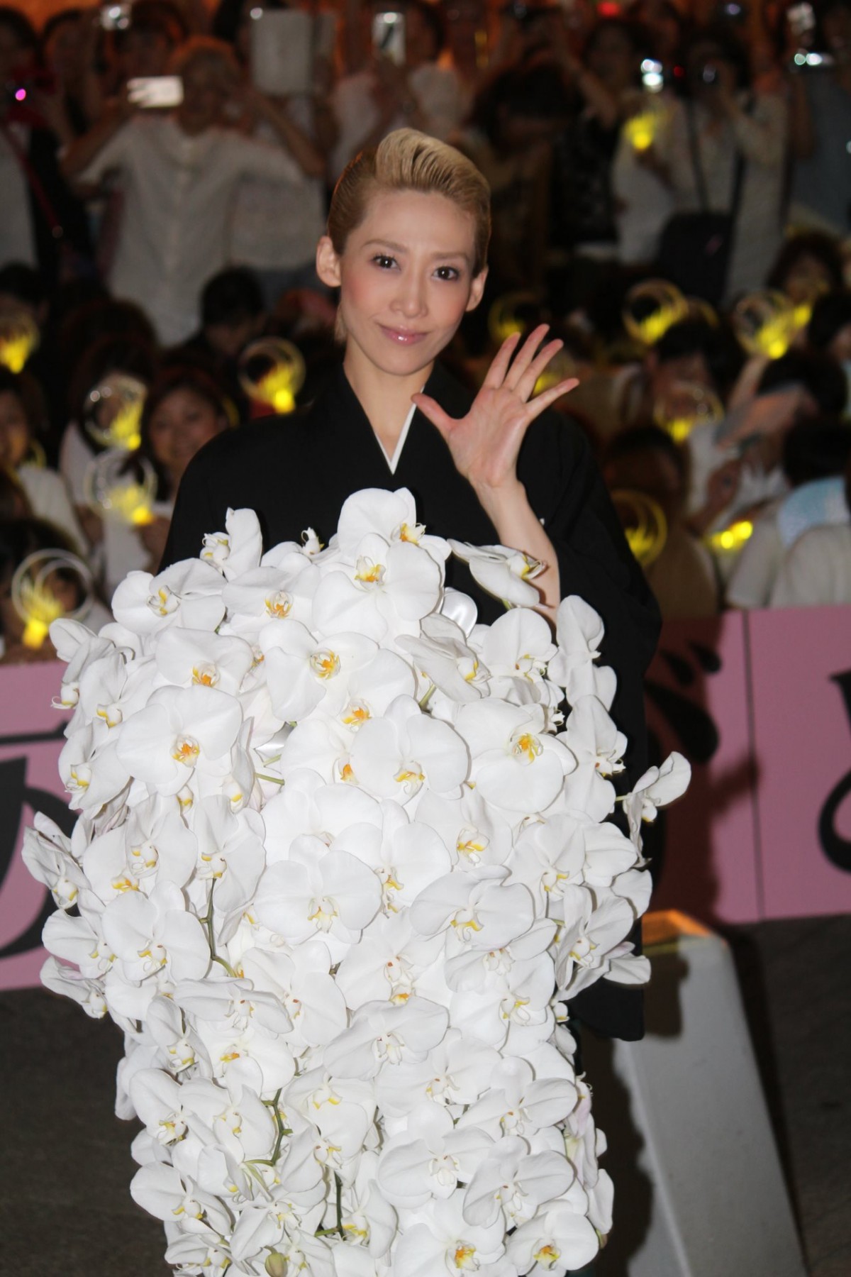 宝塚月組トップスター・龍真咲「一片の悔いもありません」笑顔で退団