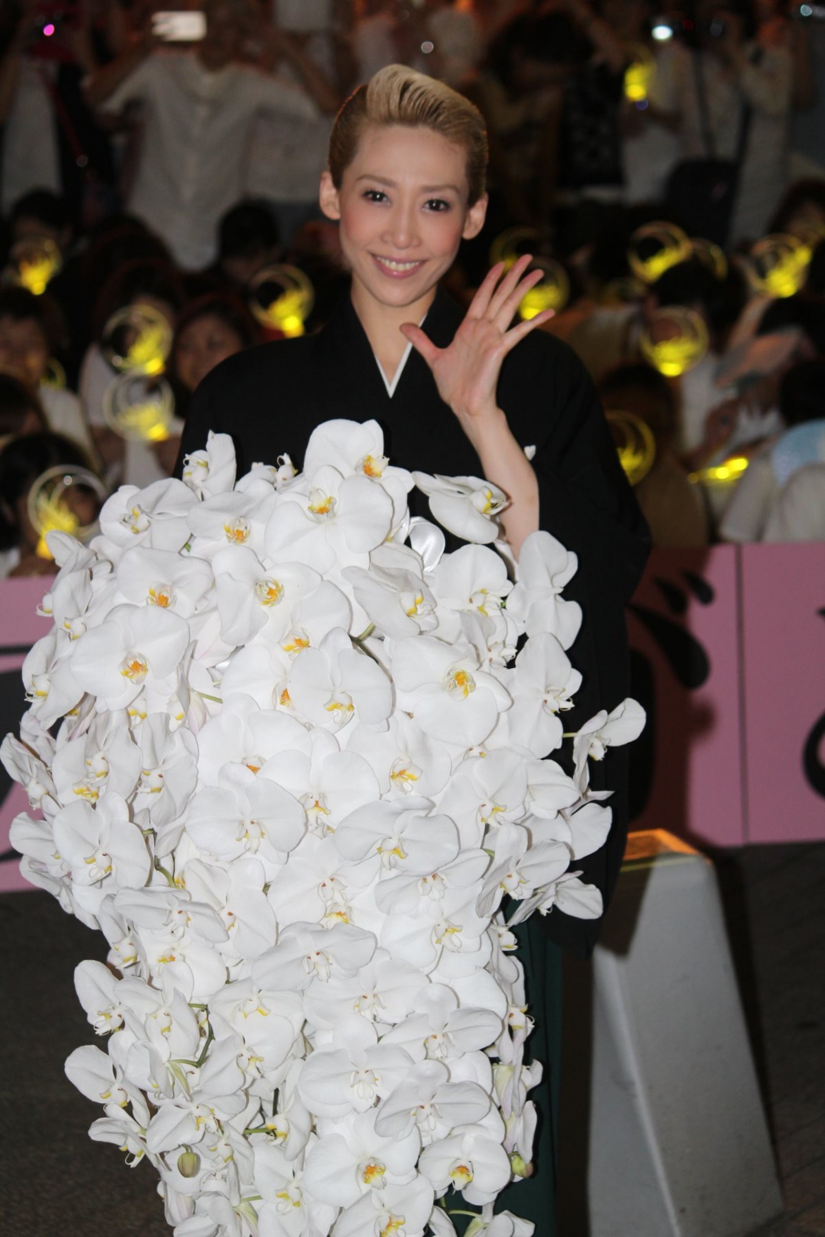 宝塚月組トップスター・龍真咲「一片の悔いもありません」笑顔で退団