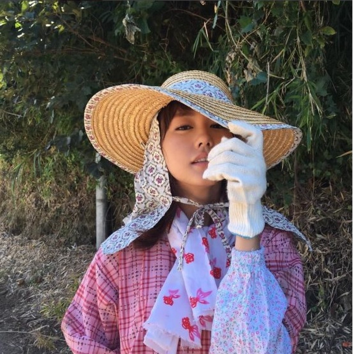 桐谷美玲、柄×柄だらけの農家スタイル披露