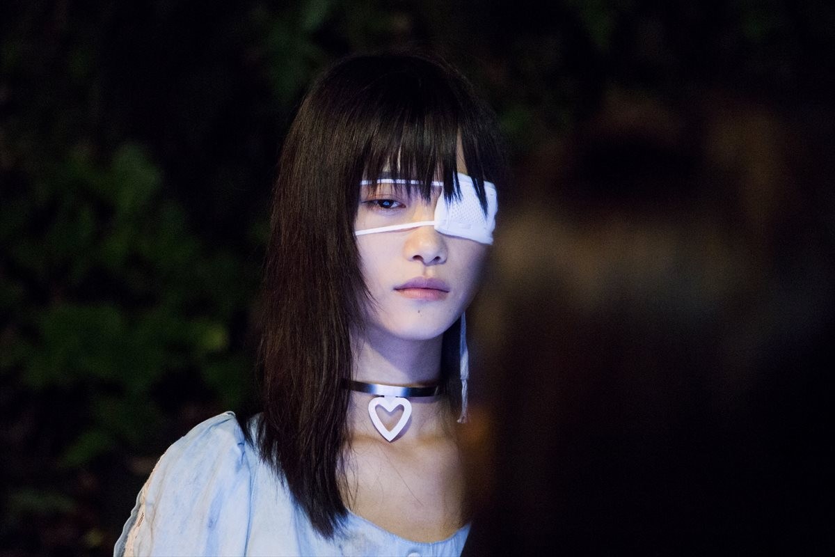 山谷花純、衝撃の血まみれ映像公開！『シンデレラゲーム』場面写真一挙解禁