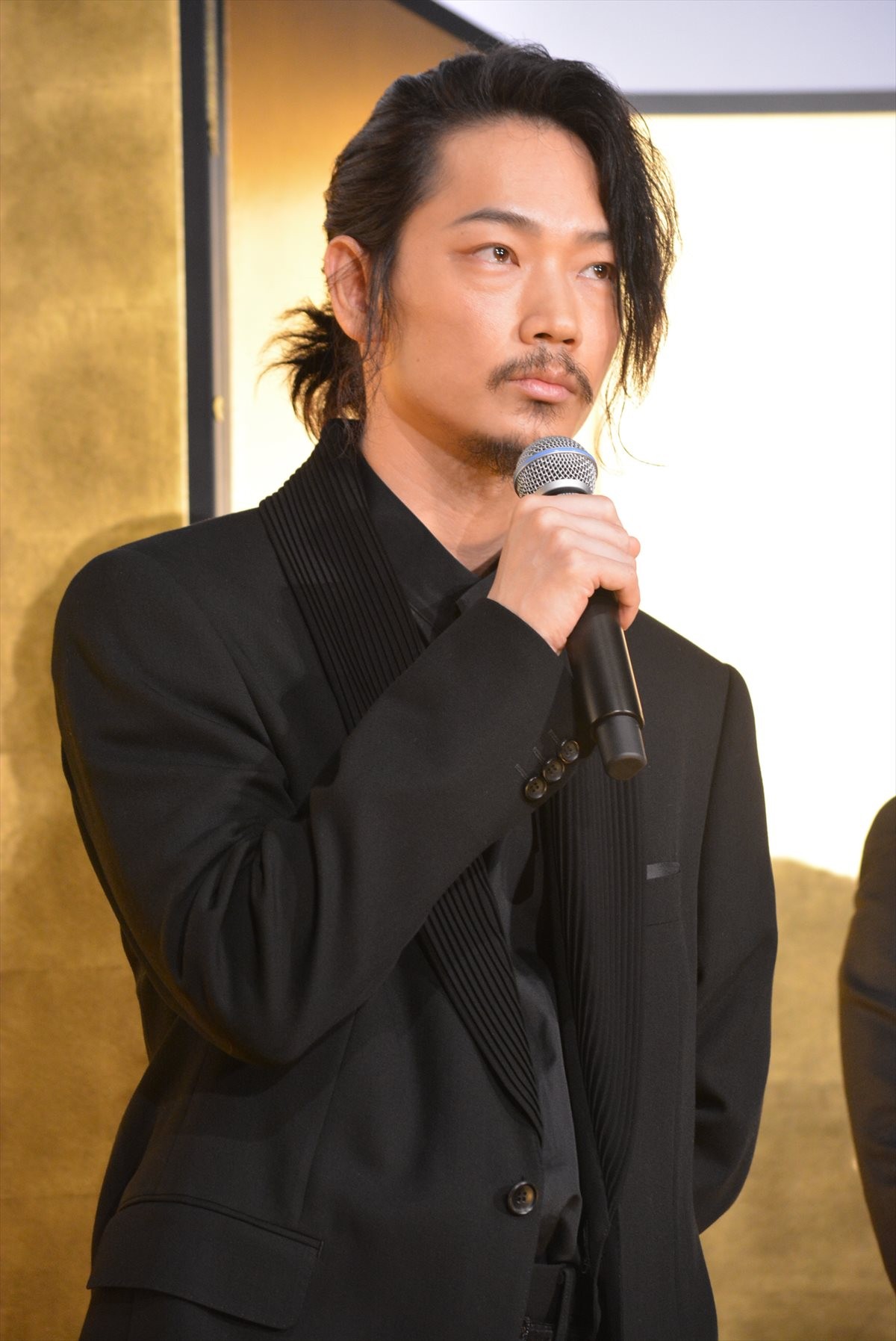 綾野剛、キャバクラに「俺も行きたい」発言で会場ザワつく