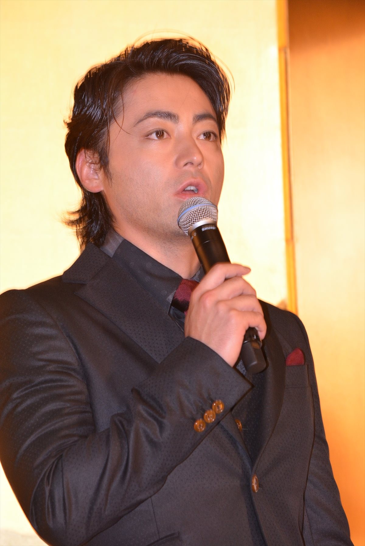 綾野剛、キャバクラに「俺も行きたい」発言で会場ザワつく