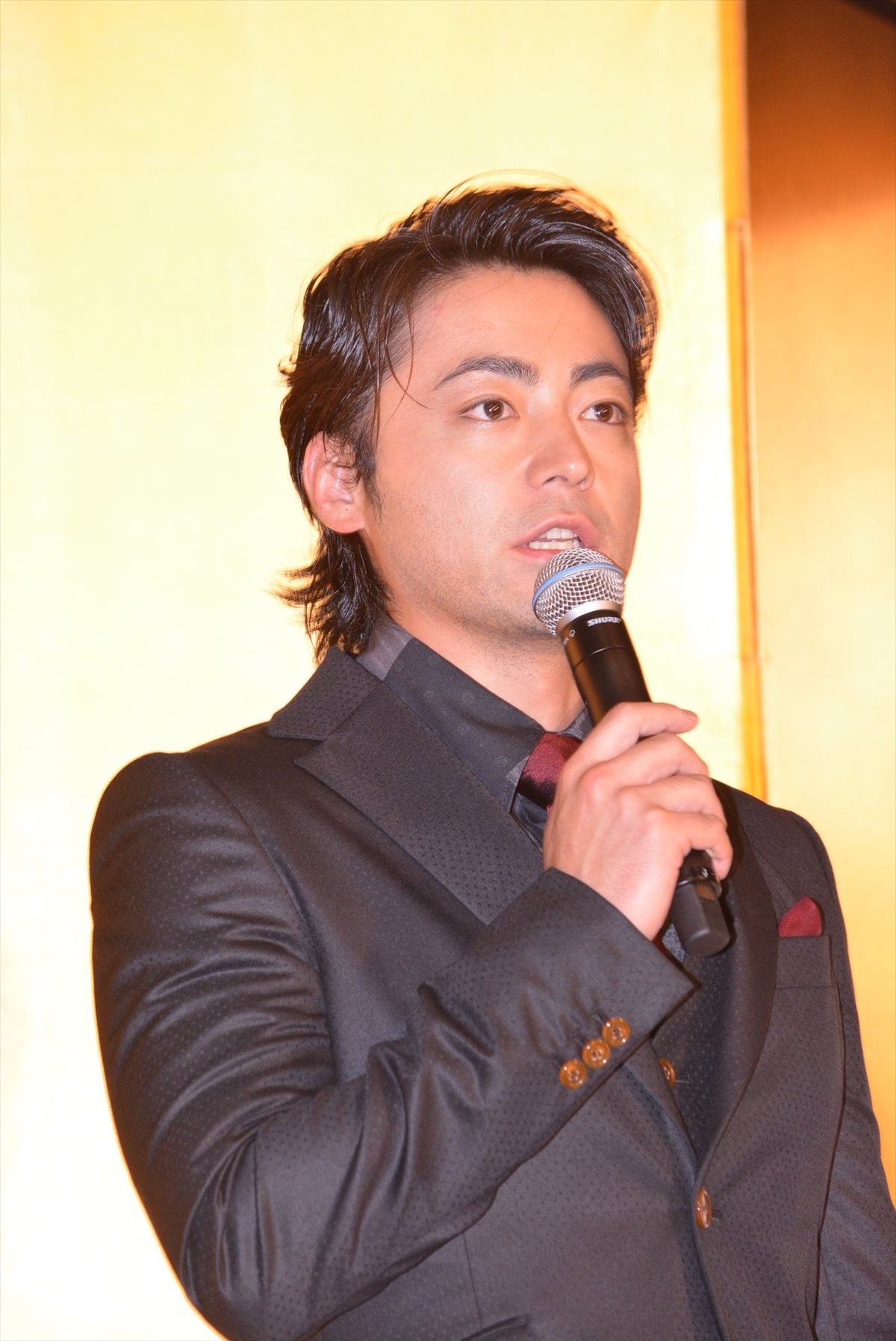 綾野剛、キャバクラに「俺も行きたい」発言で会場ザワつく