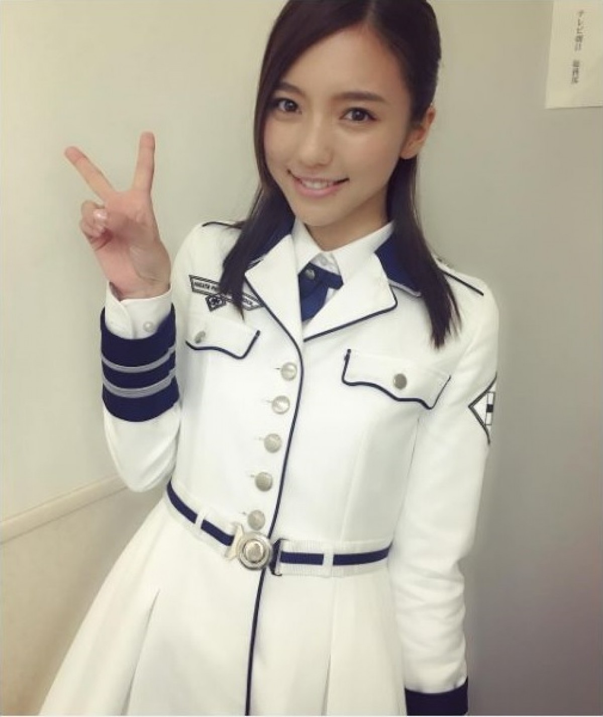 真野恵里菜、白い制服姿でピース 「結婚して!」「超絶的可愛いさ」とファン大興奮