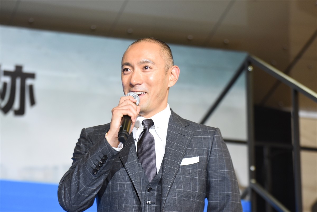 市川海老蔵、「日本のジェームズ・ボンド」トム・ハンクスからの“カッコイイ”に大照れ