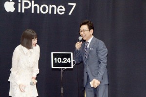 ソフトバンク『iPhone 7／iPhone 7 Plus発売セレモニー』に出席した広瀬すず＆古舘伊知郎