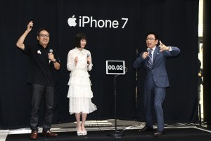ソフトバンク『iPhone 7／iPhone 7 Plus発売セレモニー』に出席した広瀬すず＆古舘伊知郎