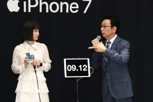 ソフトバンク『iPhone 7／iPhone 7 Plus発売セレモニー』に出席した広瀬すず＆古舘伊知郎