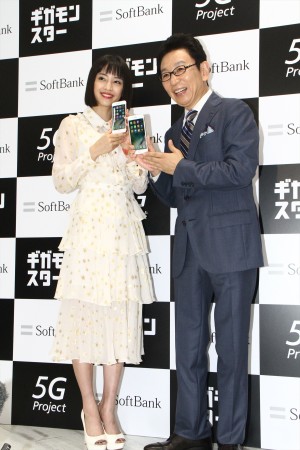 ソフトバンク『iPhone 7／iPhone 7 Plus発売セレモニー』に出席した広瀬すず＆古舘伊知郎