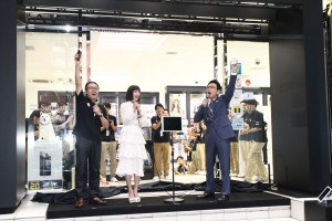 ソフトバンク『iPhone 7／iPhone 7 Plus発売セレモニー』に出席した広瀬すず＆古舘伊知郎