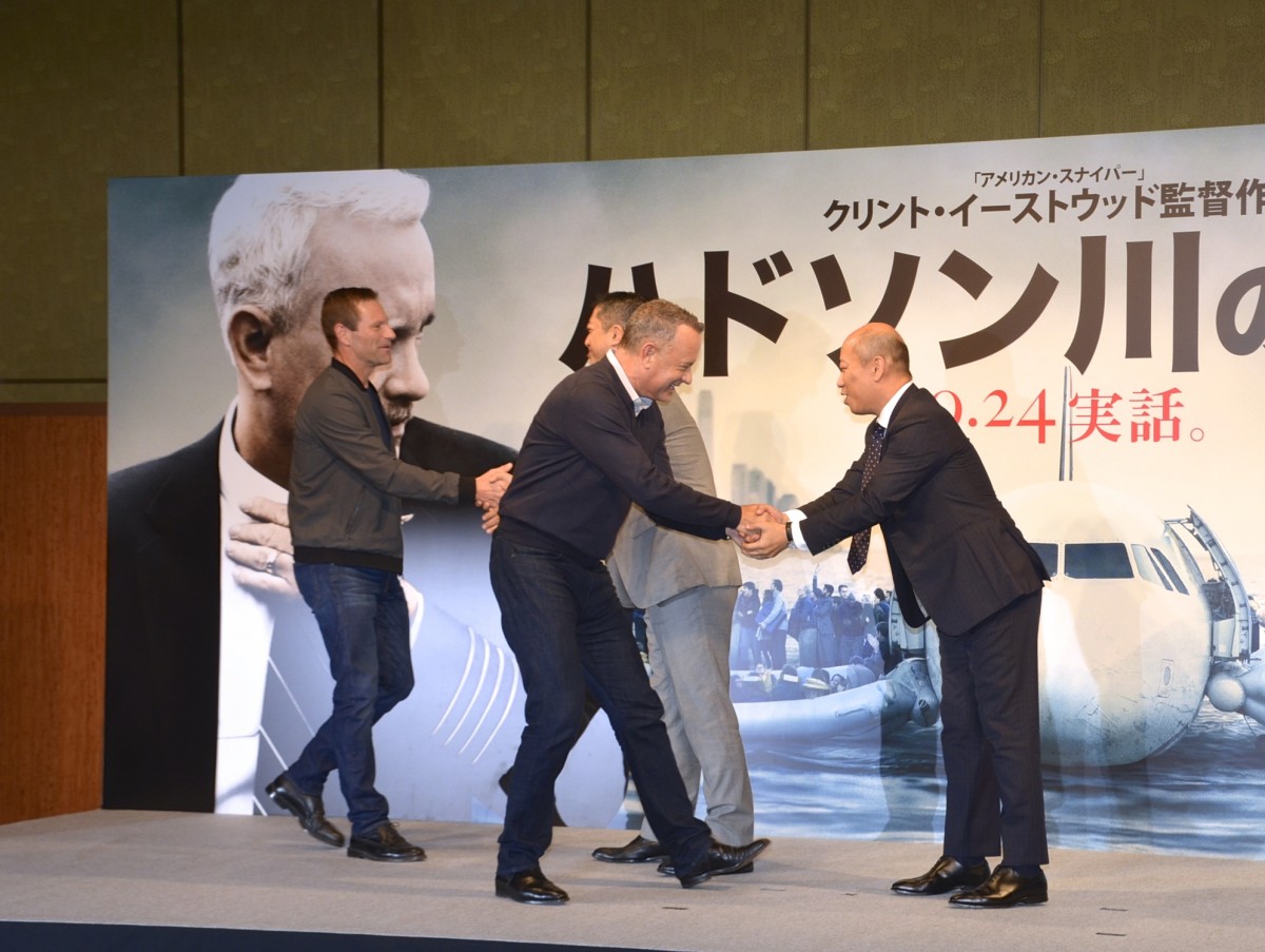 トム・ハンクス、イーストウッド監督の顔マネ披露！しかめっ面は「機嫌の良い時」