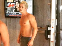 オーランド・ブルーム、金髪姿を披露