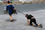 公開犬プレイ!? 首輪をつけた男と“飼い主”の女が街を歩き周囲唖然