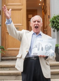 おじいちゃんの“車カラオケ”動画が話題となり、80歳で歌手デビュー