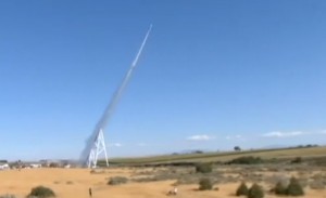 人間ロケット！スタントマンが伝説の渓谷を越える