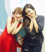 知英＆黒木メイサ、きめポーズでにっこり　初主演舞台を観劇