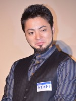 山田孝之、力士に囲まれ“フィーバー” 「かわいい」「子供にみえるw」