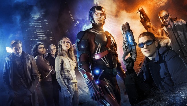 DCヒーロー8人がド迫力バトル!あの“兄弟”も登場