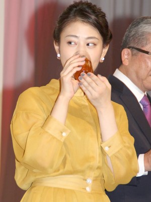 「簡易生命保険誕生100周年記念」イベントに登場した、高畑充希