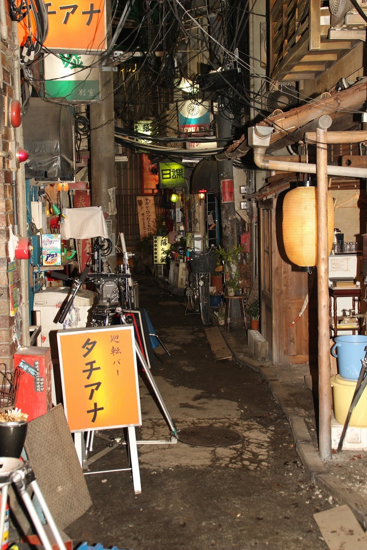 『続・深夜食堂』、撮影現場に潜入！ 新宿ゴールデン街を300坪の倉庫に再現