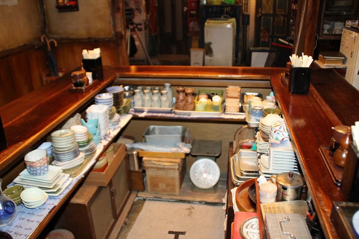『続・深夜食堂』、撮影現場に潜入！ 新宿ゴールデン街を300坪の倉庫に再現