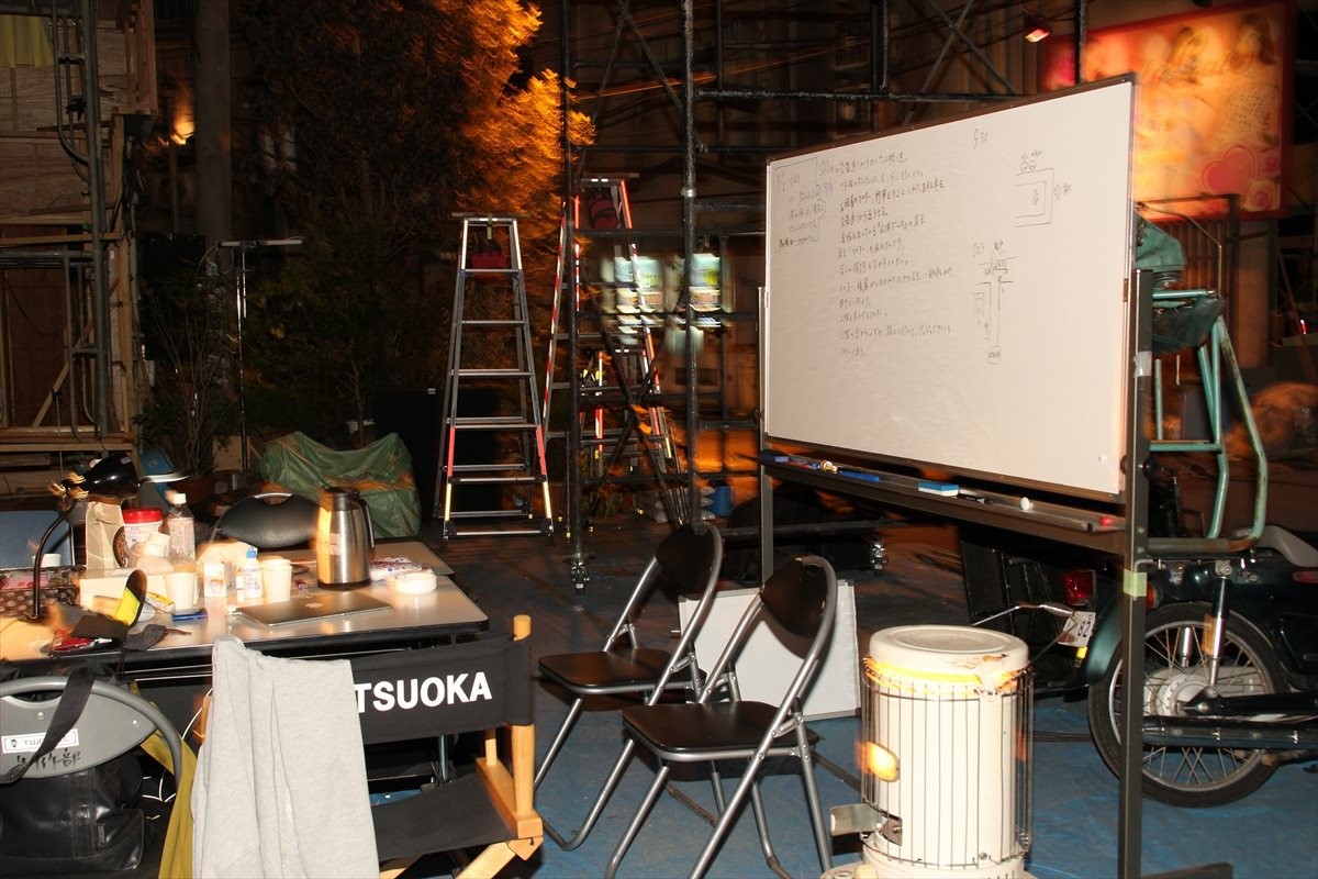 『続・深夜食堂』、撮影現場に潜入！ 新宿ゴールデン街を300坪の倉庫に再現