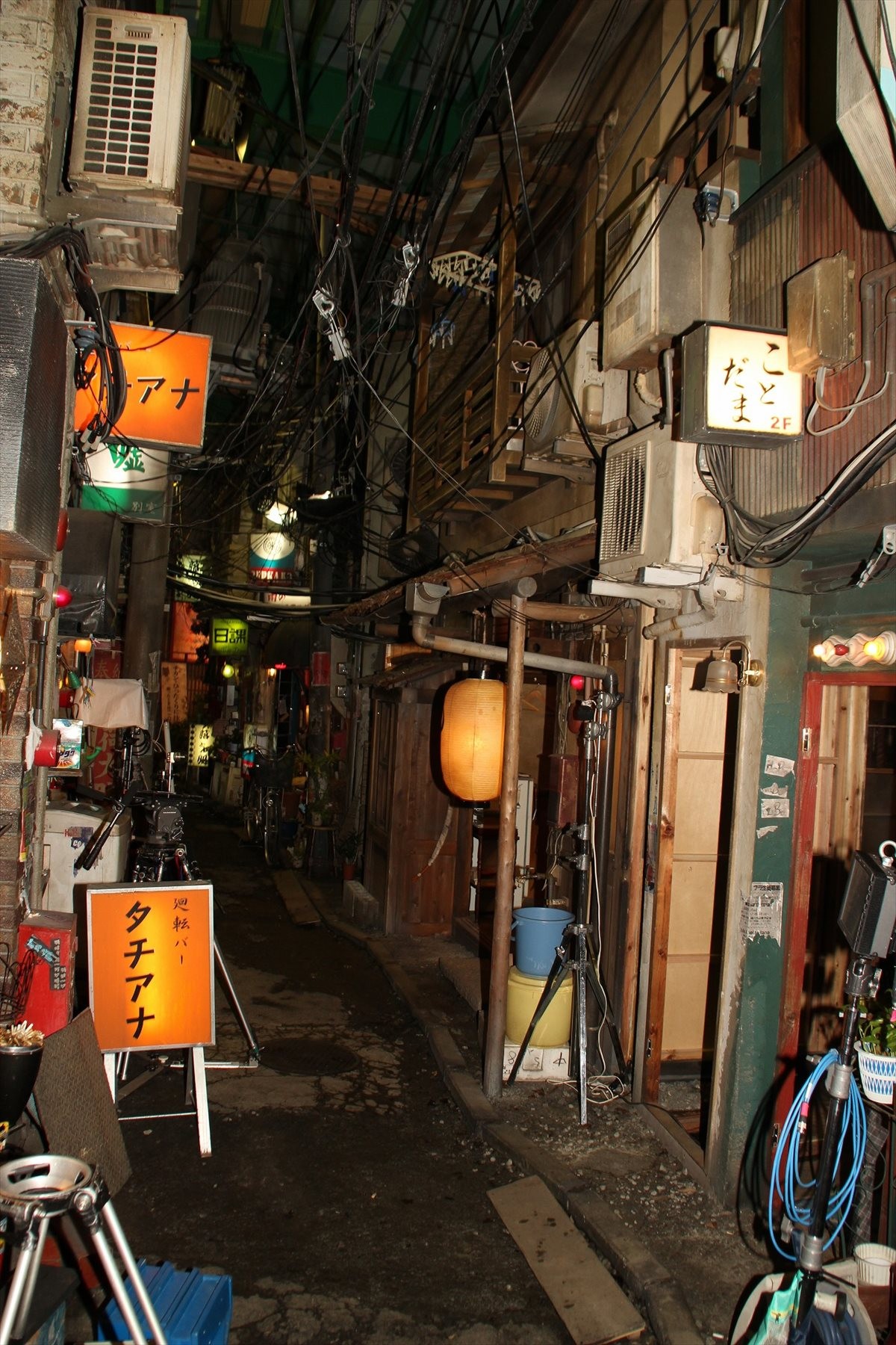 『続・深夜食堂』、撮影現場に潜入！ 新宿ゴールデン街を300坪の倉庫に再現