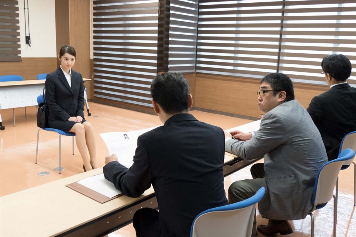 佐々木希、真っ赤なアロハにママチャリで疾走…魅力溢れる場面写真一挙公開
