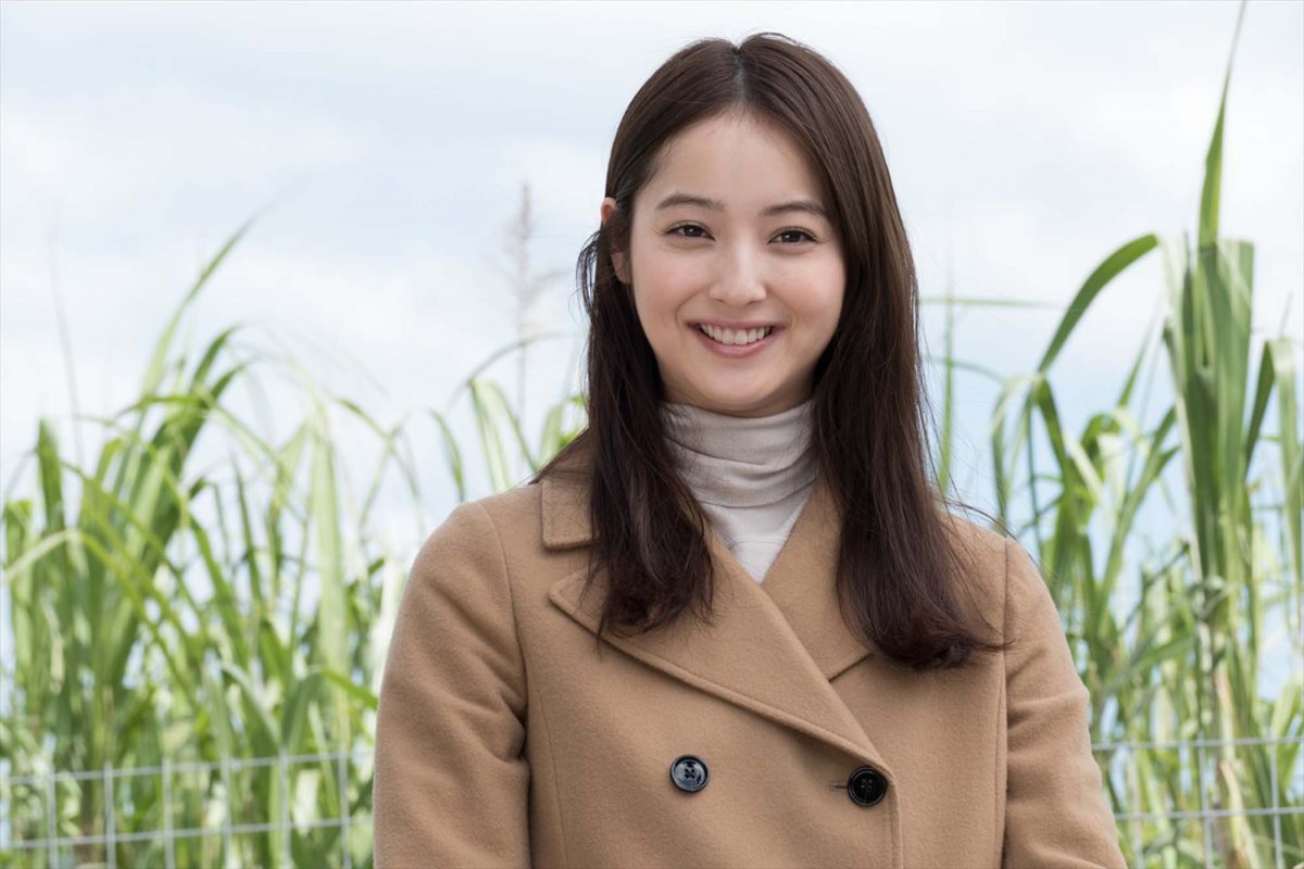 佐々木希、真っ赤なアロハにママチャリで疾走…魅力溢れる場面写真一挙公開