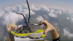 スカイダイビング中に靴ぬげた！ 猛スピードで落ちながらキャッチする驚きの映像