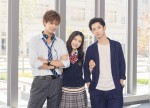 土屋太鳳、キュートな制服姿を披露！ 劇中衣装で片寄涼太＆千葉雄大と3ショット