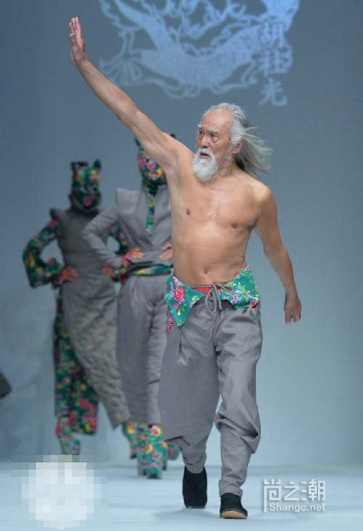 世界一ホットなおじいちゃん!? 80代男性モデルがランウェイでキメる