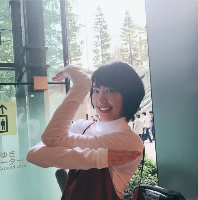 新垣結衣、ダンスポーズで「２」！白鳥にも見えますね！