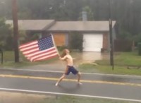 ハリケーン上等！暴風と星条旗でロックする男