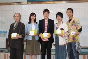 ドラマ『千住クレイジーボーイズ』取材会に出席した、品川徹、比嘉愛未、塚本高史、小池徹平、北村有起哉