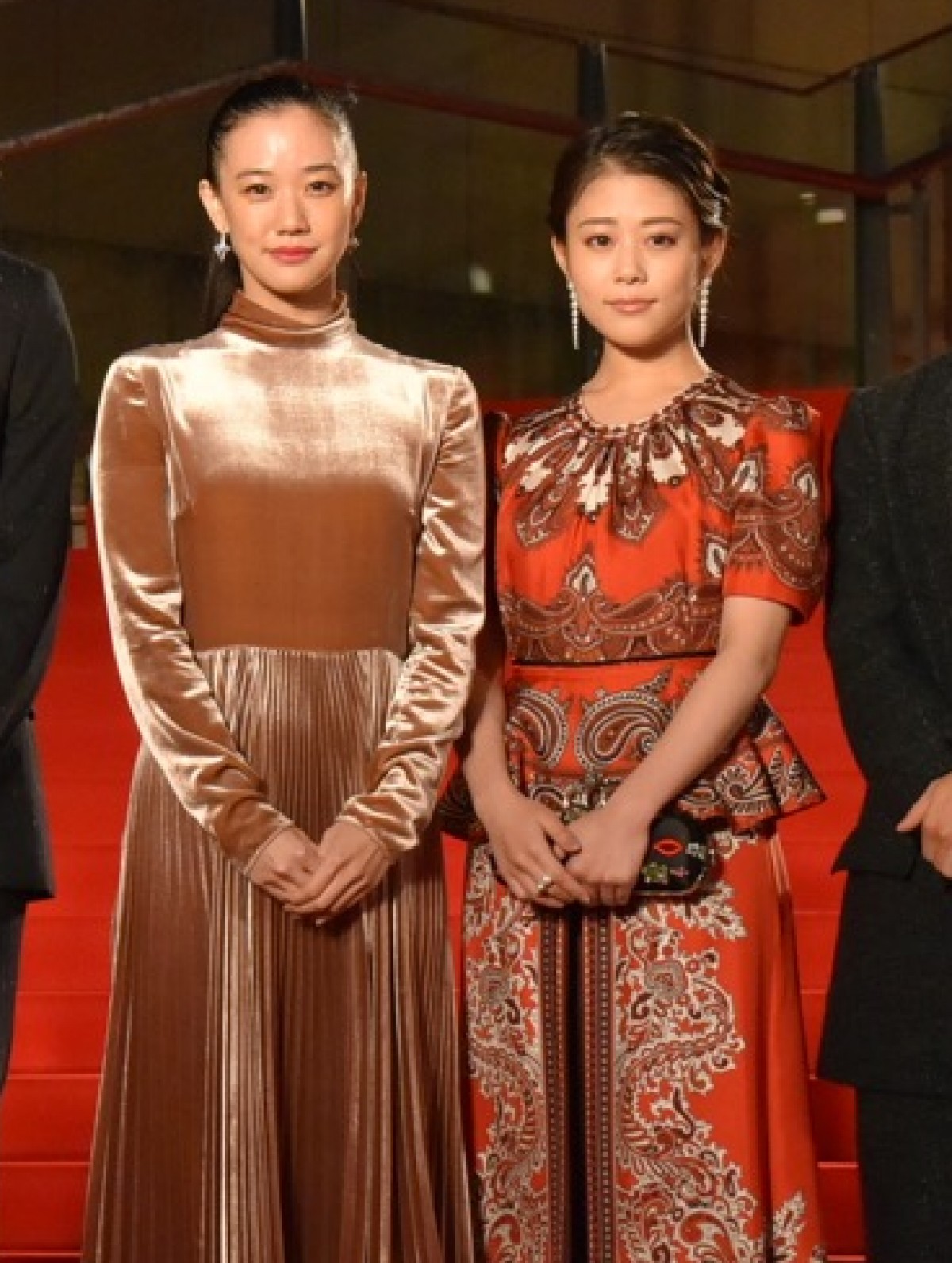 蒼井優&高畑充希、まるで姉妹のよう! ドレス姿でファンを魅了
