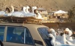 アヒルてんこ盛りの車でドライブ！カザフスタン車道の驚きの光景